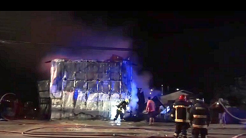 Mueblería de Hornopirén fue arrasada por las llamas