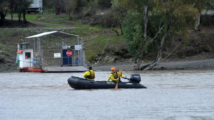 Búsqueda de concejala de Villa Alegre: Furgon del SML y personal de la PDI llegaron al río Loncomilla