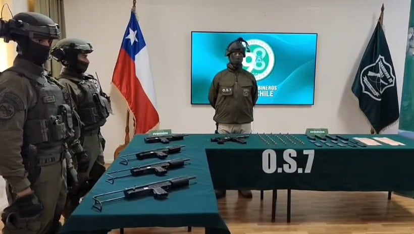 La Araucanía: Carabineros sorprende a pasajero de bus en Lonquimay con 5 subametralladoras y abundante munición