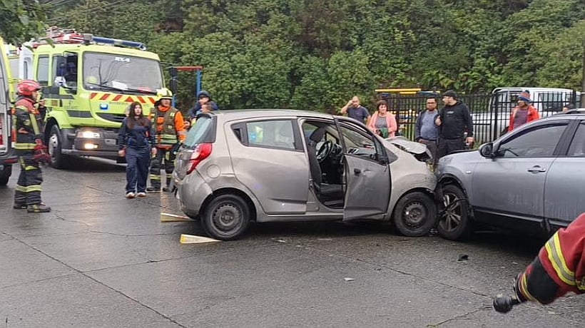 Cinco personas resultaron lesionadas en Puerto Montt en colisión de autos