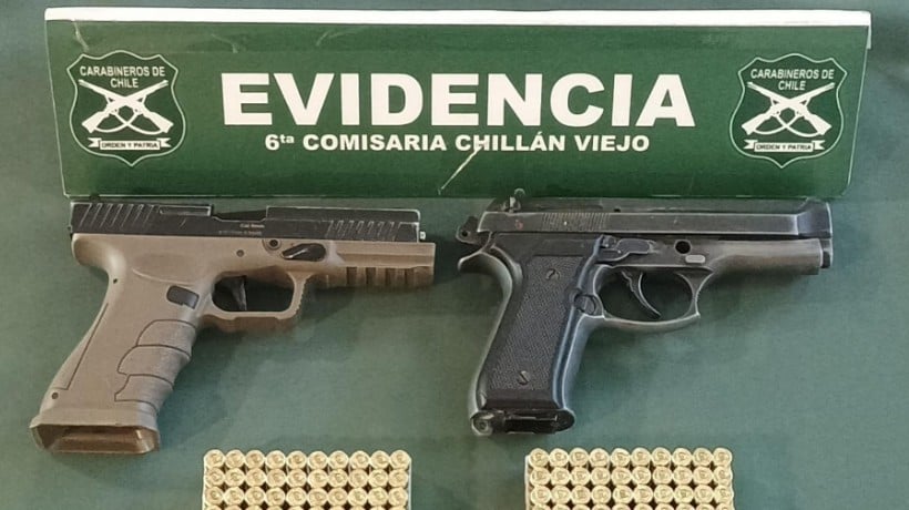Chillán Viejo: Carabineros detuvo a 2 sujetos que portaban armas en un vehículo