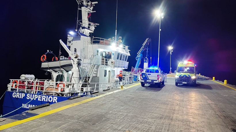 Dos tripulantes de buque quedaron heridos en Quellón tras explosión de un turbocargador