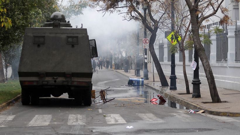 Presidente condenó violencia de overoles blancos en liceos y dijo que “no es justificable” que se cometan delitos