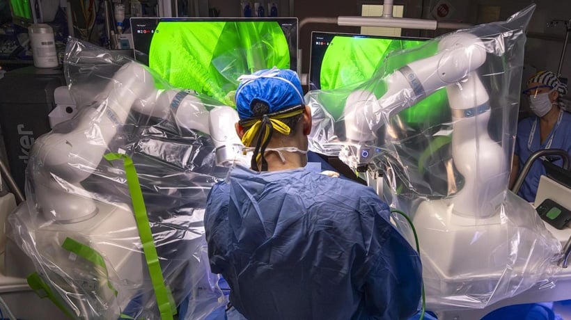 FDA aprobó sistema de cirugía robótica creada por médico chileno