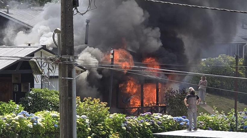 Incendio consumió cabaña en la ruta Alerce