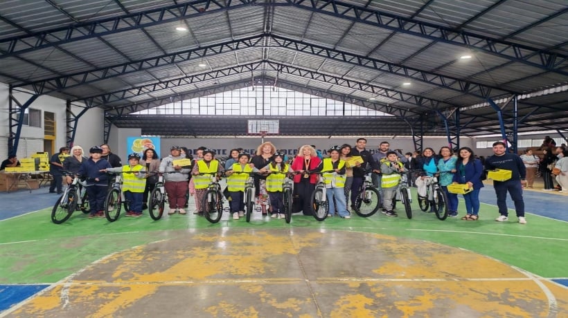 Estudiantes de los quintos básicos en escuelas de Hijuelas celebran entrega de bicicletas