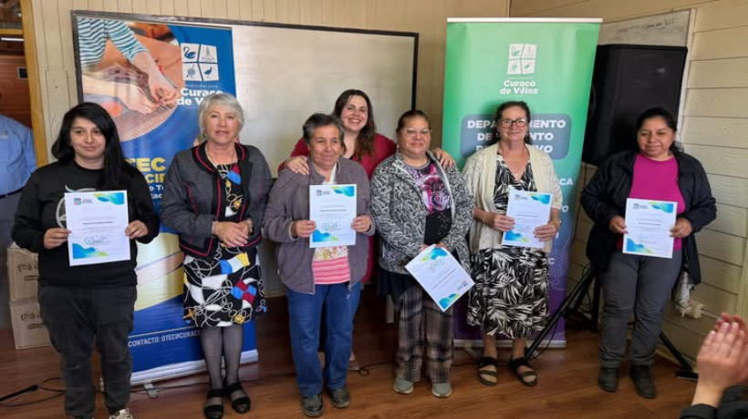 Diez vecinos y vecinas de Curaco de Vélez recibieron certificación en curso de confección de deshidratador solar