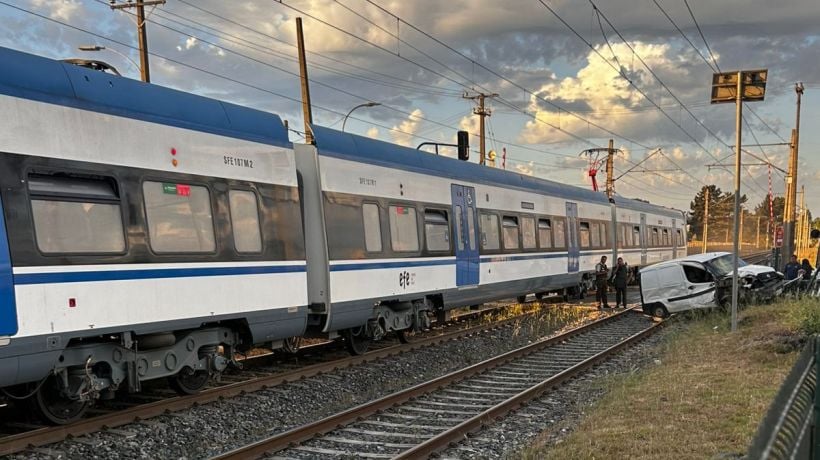Choque entre una camioneta y el Biotrén provoca suspensión de servicios entre Concepción y Coronel