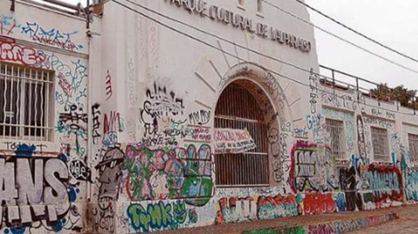 Vecinos acusan abandono en el acceso posterior del PCdV