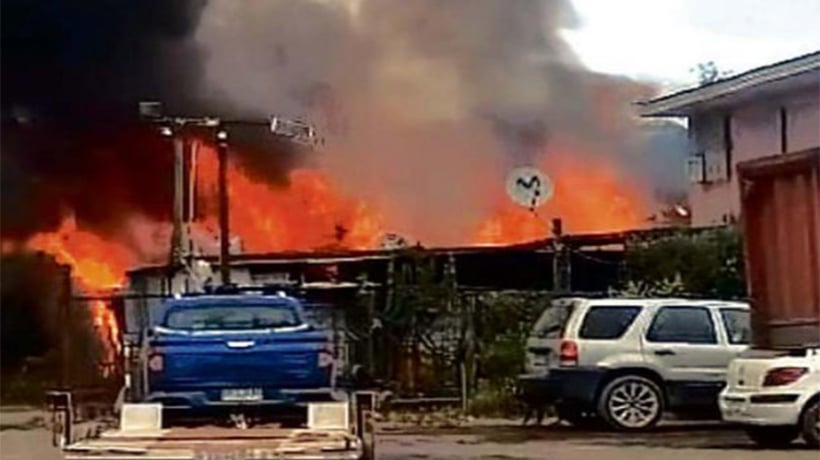 Dos viviendas ardieron y dos se salvaron en gran emergencia en la Juan Aspeé