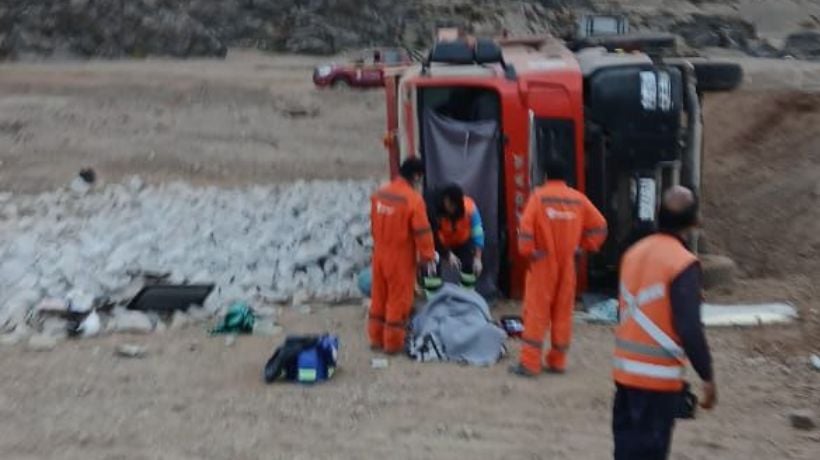 Volcamiento de camión en ruta B-900 deja dos fallecidos en Taltal: murió conductor y su acompañante