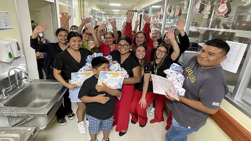 [VIDEO] Despiden a trillizos prematuros tras 50 días de cuidados en Hospital de Iquique