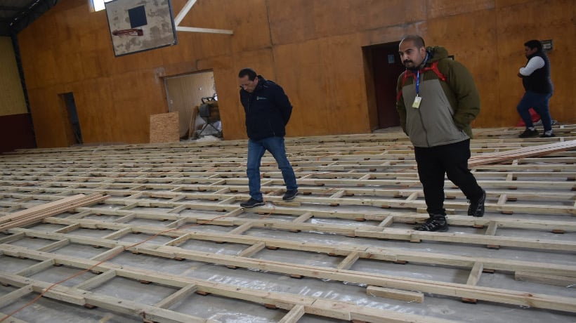 Autoridades de Quinchao realizaron recorrido por obras de conservación en la escuela rural Ostricultura de isla Apiao