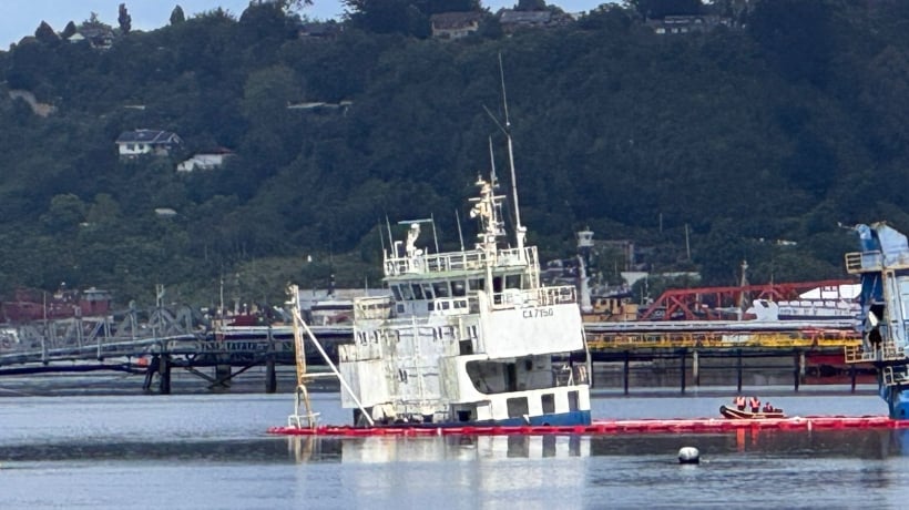 Nave escorada en bahía Chincui de Puerto Montt amaneció semihundida