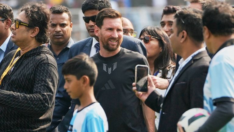Messi desata una ola de euforia en la India y recibe un homenaje con una estatua de 21 metros