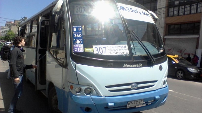 Pasajero murió al interior de microbús en pleno centro de Quilpué