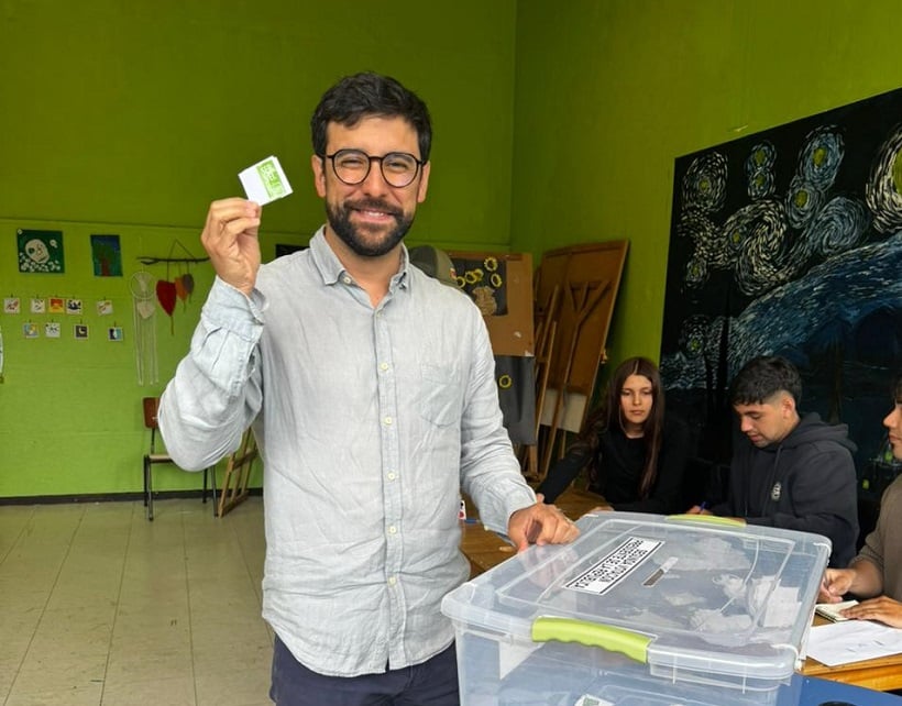 En la escuela el Bosque: Electo diputado Matías Fernández votó en esta segunda vuelta presidencial