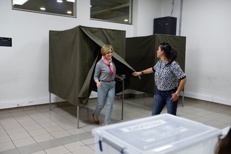 Evelyn Matthei votó y se refirió a Kast: &quot;Estamos todos viendo cómo van a poder recortar los 6 mil millones de dólares&quot;