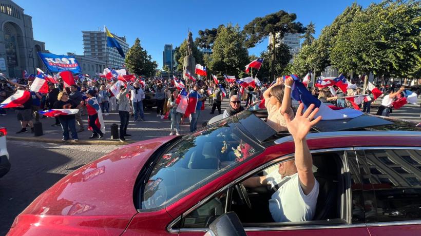 Hasta Plaza Independencia de Concepción llegan adherentes de José Antonio Kast tras triunfo en la segunda vuelta presidencial