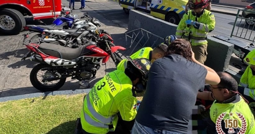 Conductora de motocicleta quedó con lesiones al chocar con estructura en Antofagasta