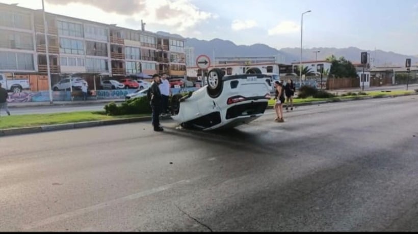 Cámara de seguridad capta volcamiento de vehículo frente al Terminal Pesquero