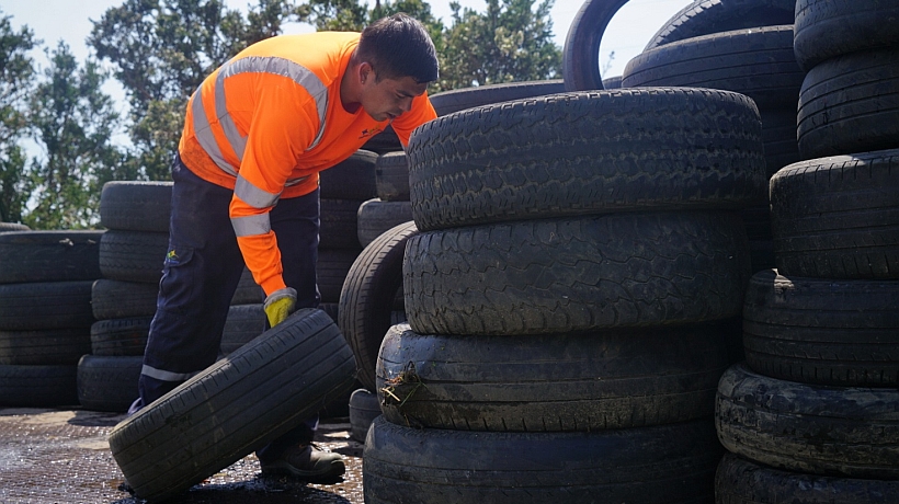 Convenio en Castro permitirá el retiro y valorización de neumáticos en desuso