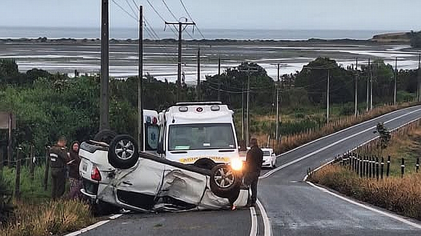 Volcamiento en Carelmapu dejó a un herido en riesgo vital y otros tres lesionados