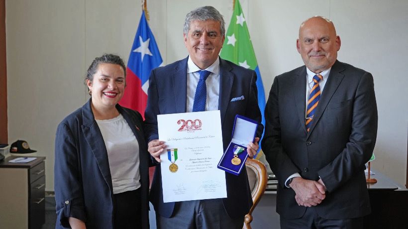 Reconocen al gobernador Alejandro Santana con la Medalla Bicentenario de Chiloé
