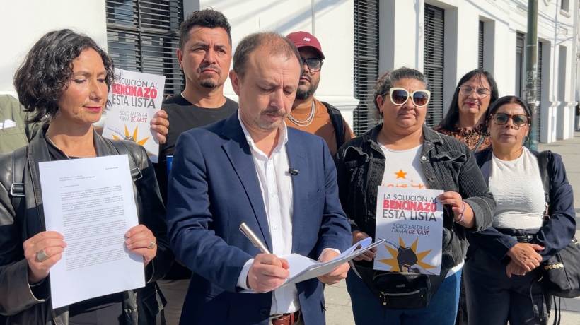 Autoridades y dirigentes de Valparaíso entregan carta a delegado para revertir “bencinazo”