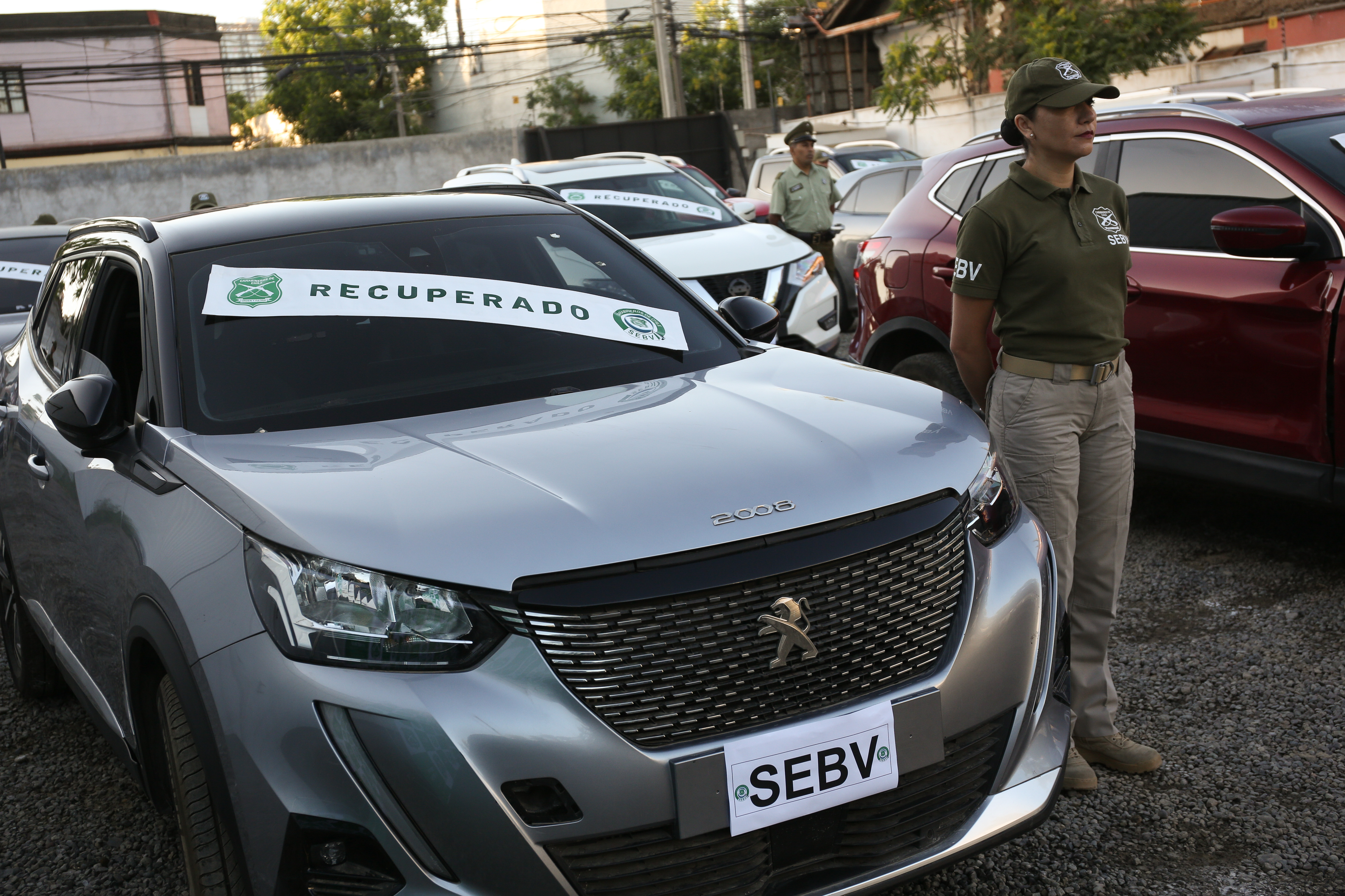 Puente Alto: Carabineros halla taller con varios autos robados y detienen a cinco sujetos