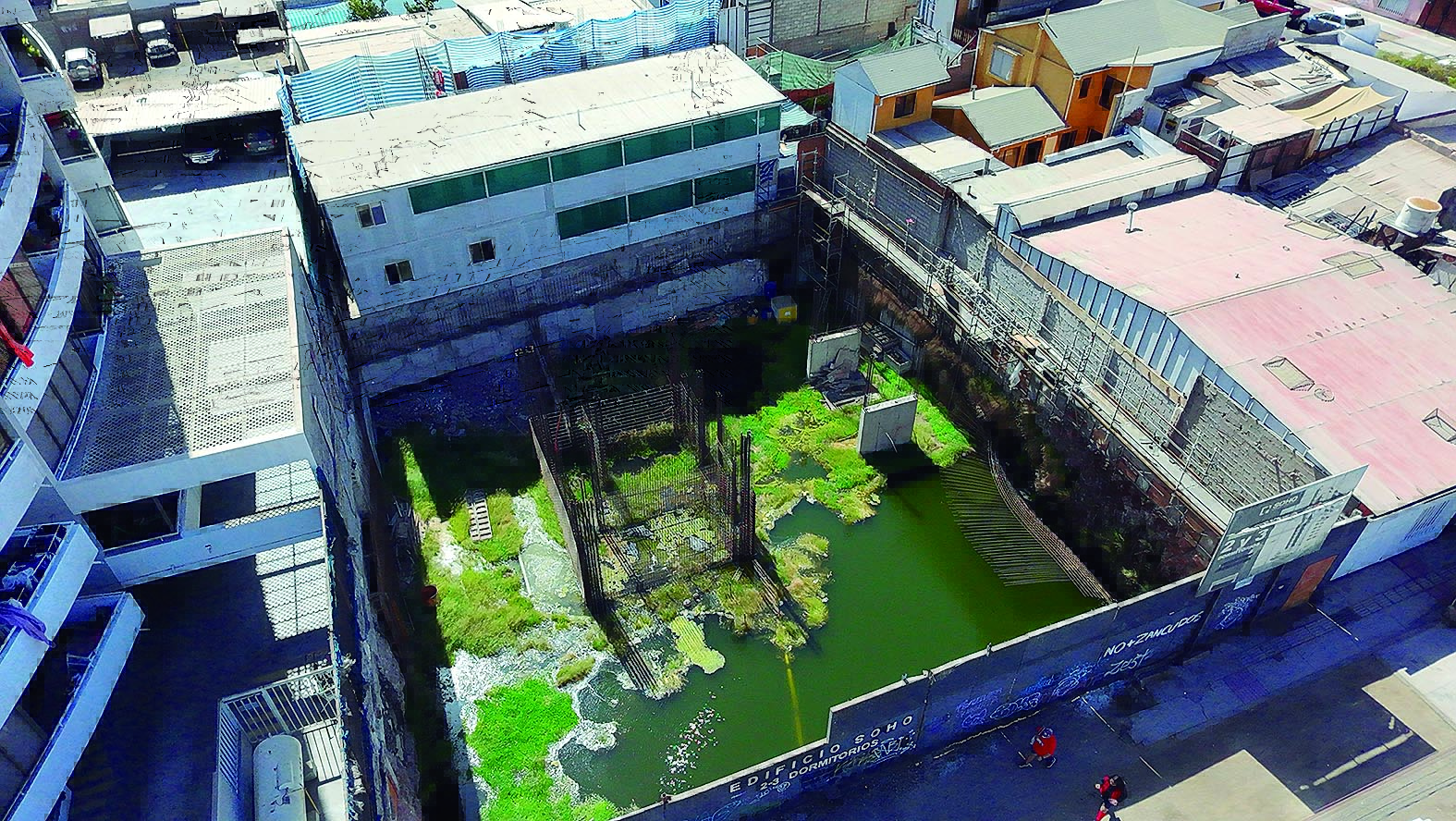 Residents of Parque Brasil reiterate their complaint about the presence of a swamp in an abandoned construction site.