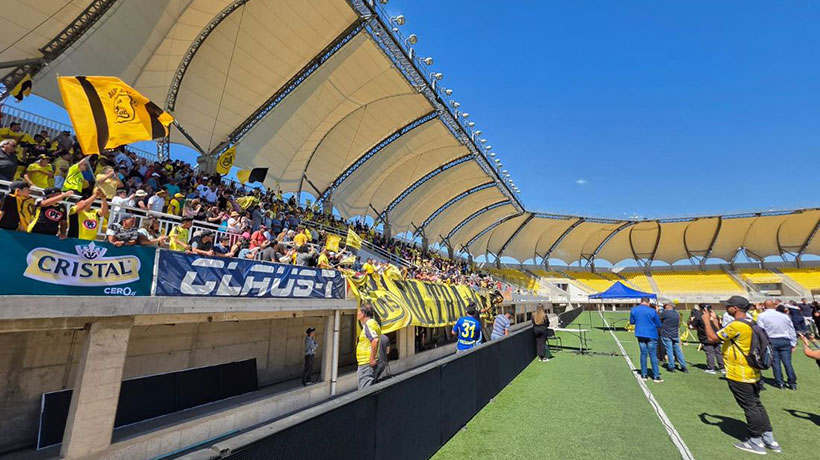 [VIDEO] Con pirotécnica y entre canticos: hinchada despide a ‘Pititore’ Cabrera en el Estadio Lucio Fariña