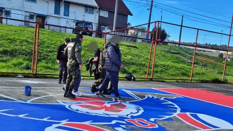 Tres sujetos fueron detenidos por pintar logos de la "U" en multicancha de Puerto Montt