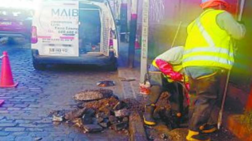 Reparan colector que producía mal olor en plaza Echaurren de Valparaíso