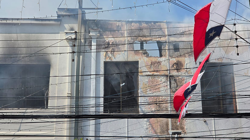 [FOTOS] Incendio afectó a cinco locales en el centro de Quillota: 8 damnificados y 1 bombero lesionado