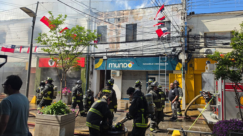 [FOTOS] Incendio afectó a cinco locales en el centro de Quillota: 8 damnificados y 1 bombero lesionado