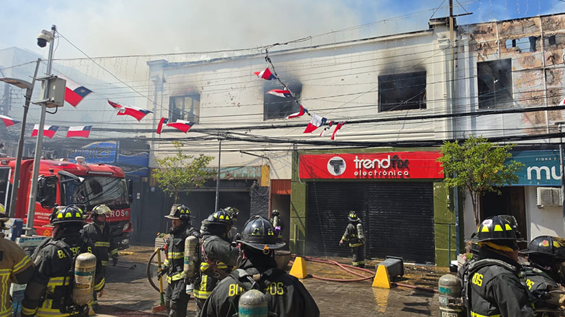 [FOTOS] Incendio afectó a cinco locales en el centro de Quillota: 8 damnificados y 1 bombero lesionado