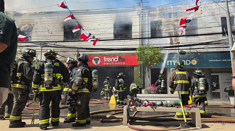 [FOTOS] Incendio afectó a cinco locales en el centro de Quillota: 8 damnificados y 1 bombero lesionado