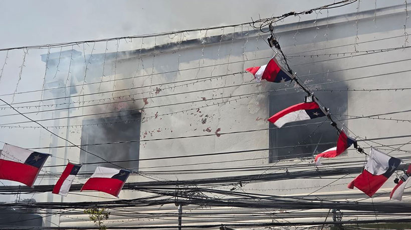 [FOTOS] Incendio afectó a cinco locales en el centro de Quillota: 8 damnificados y 1 bombero lesionado