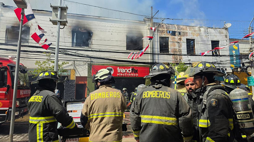 [FOTOS] Incendio afectó a cinco locales en el centro de Quillota: 8 damnificados y 1 bombero lesionado