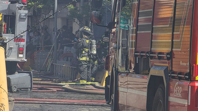 [FOTOS] Incendio afectó a cinco locales en el centro de Quillota: 8 damnificados y 1 bombero lesionado