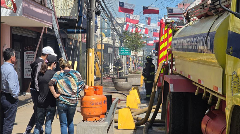[FOTOS] Incendio afectó a cinco locales en el centro de Quillota: 8 damnificados y 1 bombero lesionado