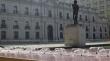 [FOTOS] Desconocido tiñó de rojo aguas de la pileta frente a La Moneda