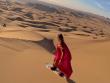 [VIDEO] Deportista baja duna de Iquique con su tabla de sandboard y vestido de colección italiana