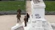 [VIDEO] Adolescente fue detenida por rayar base de monumento en Plaza Baquedano