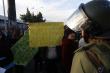 [FOTOS] Protesta habitacional: mujeres se colgaron desde paso sobre nivel en Peñalolén