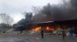Incendio arrasó cinco locales comerciales en la feria Lagunitas de Puerto Montt