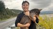Joven rescató a pudú atacado por perros desde el lago Huillinco de Chonchi