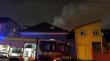 Bomberos trabajan en incendio que afecta a vivienda de Barrio Puerto