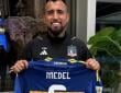 Vidal posó con la camiseta de Boca de Medel: &quot;Gracias hermanito por este hermoso regalo&quot;